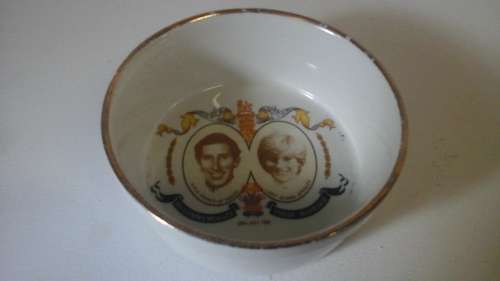 COLLECT ROYAL FAMILY MEMORABILIA.A DISH DATED 1981 TO CELEBRATE THE MARIAGE OF CHARLES AND DI