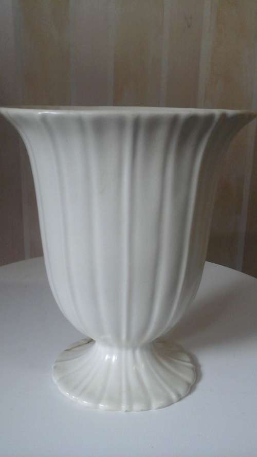 AN AWESOME BESWICKWARE MADE IN ENGLAND FLOWER VASE. PITY IT HAS BEEN REPAIRED
