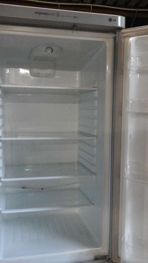 A LARGE NEAT LOOKING LG FRIDGE FREEZER COMBINATION. HAS AN INTERNAl LEAK