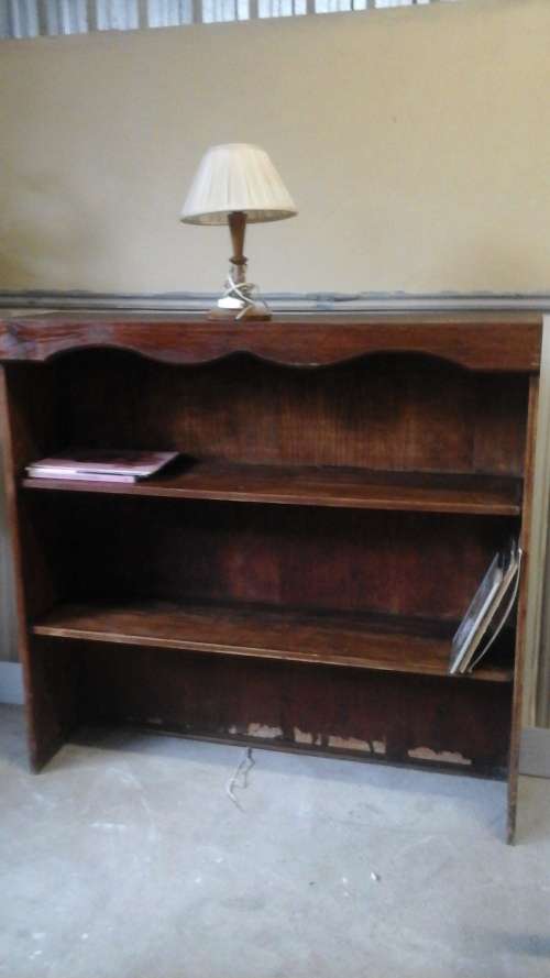 AN IMPRESSIVE POSSIBLY KIAAT TWO SHELF WOODEN BOOKSHELF/DISPLAY UNIT HAS A LOVELY SCALLOPED EDGE TOP