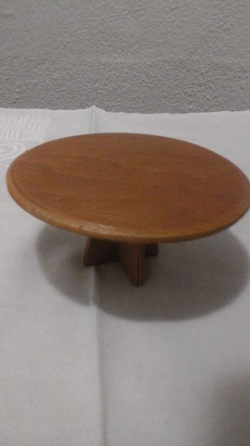 AN ABSOLUTELY STUNNING VINTAGE WOODEN  ROUND DINING ROOM TABLE