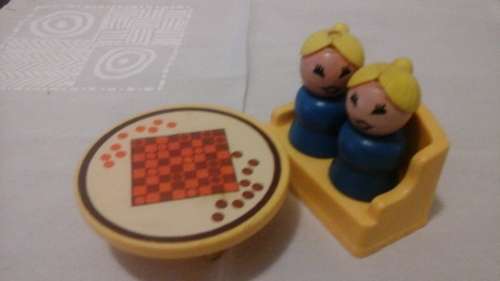 ABSOLUTELY STUNNING VINTAGE PLASTIC YELLOW ROUND TABLE & COUCH WITH PEOPLE DOLLS HOUSE FURNITURE