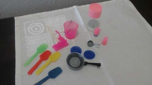 ABSOLUTELY STUNNING VINTAGE PLASTIC CLEANING AND COOKING UTENSILS  AND A LAMP DOLLS HOUSE FURNITURE