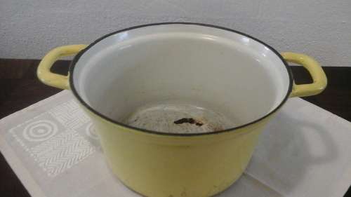 A FANTASTIC YELLOW AND WHITE VINTAGE ENAMEL POT. THIS ONE WAS MADE IN BELGIUM