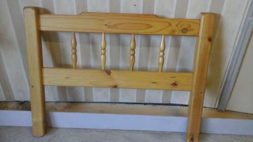 A SUPERB LOOKING PINE HEADBOARD. FITS A SINGLE BED. SOLID AND USEFUL