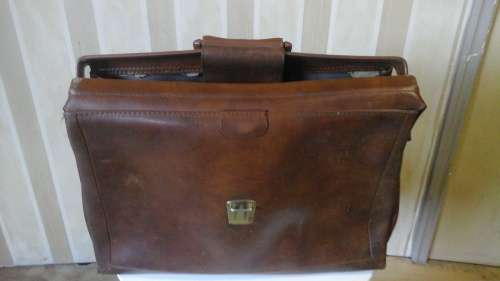 A VINTAGE PULLEN GENTS POSSIBLY FAUX LEATHER BRIEFCASE. ONE OF THE BEST NAMES IN ITS TIME