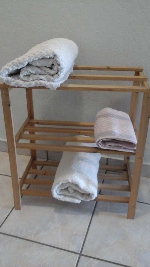 A MARVELLOUS SMALL SHELF PERFECT FOR YOUR TOWELS. NICE AND COMPACT FOR A SMALL BATHROOM