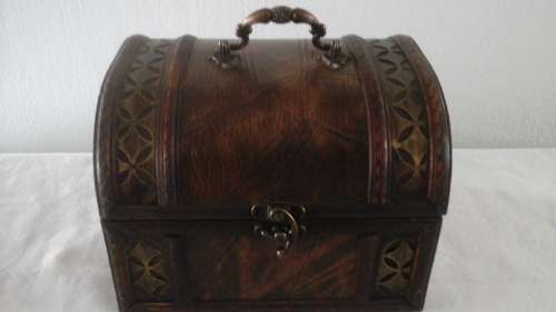 LOVELY WOODEN VANITY/ MAKE UP BOX. SIMPLY MAGNIFICENT PIECE!