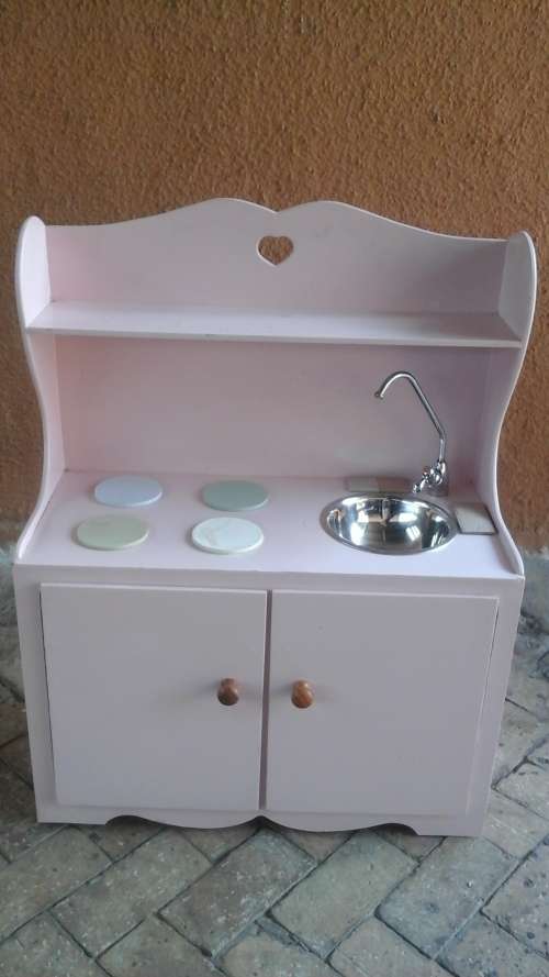 ADORABLE KIDDIES PLAY KITCHEN SET. CUTE PIECE THAT WILL KEEP THE LITTLE ONES ENTERTAINED FOR HOURS!