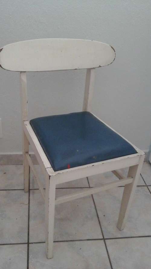 A FANTASTIC LOOKING SHABBY SHICK VINTAGE BENTWOOD STYLE KITCHEN CHAIR WITH A VYNIL SEAT