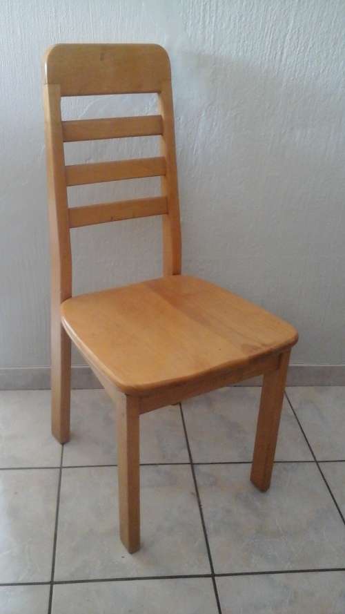 AN EXQUISITE WELL MADE POSSIBLY CANADIAN PINE DINING ROOM CHAIR. FEEL THE QUALITY WHEN YOU SIT!