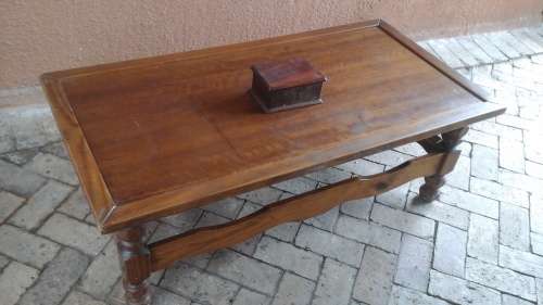 A NICE LOOKING VINTAGE WOODEN COFFEE TABLE. NICE AND DETAILED AND STURDY