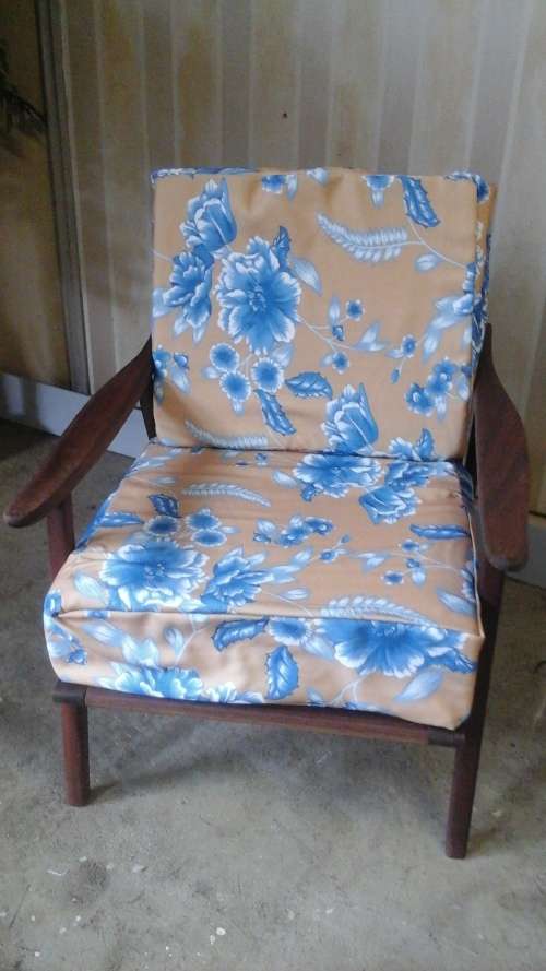 A SPECTACULAR SINGLE SEATER ARM CHAIR. DEFINITLY VINTAGE. POSSIBLY TEAK. MAGNIFICENT