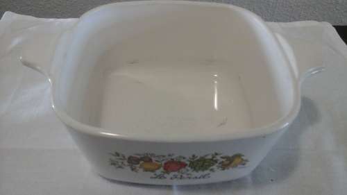 A CLASSIC VINTAGE LE PERISIL  BY CORNINGWARE OVEN DISH. THESE WHERE MADE TO LAST