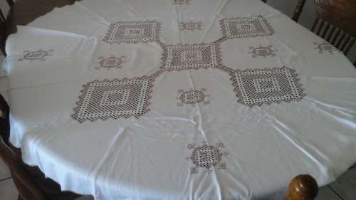 SIMPLY STUNNING VINTAGE ROUND TABLE CLOTH. WHITE WITH PATTERN DESIGN. GORGEOUS!