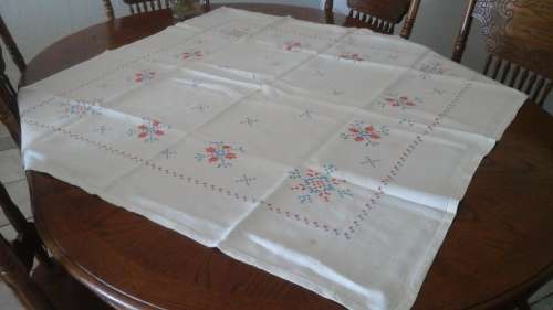 SIMPLY TERRIFIC VINTAGE TABLE CLOTH. WHITE WITH A GORGEOUS ORANGE AND BLUE PATTERN DESIGN. GORGEOUS!