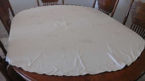 SIMPLY BEAUTIFUL ROUND VINTAGE TABLE CLOTH. CREAM & BROWN WITH FLORAL ILLSUTRATIONS. FANTASTIC!