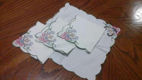FOUR EXQUISITE VINTAGE EMBROIDERED NAPKINS. MADE FROM COTTON. BEAUTIFUL SET!