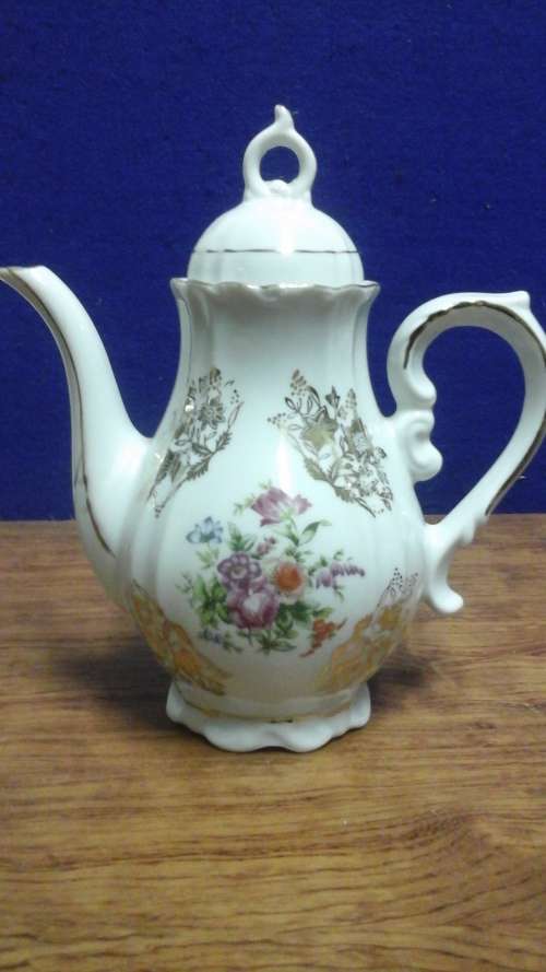 BEAUTIFUL PORCELAIN? TEA POT. JAPAN. GPRGEOUS PIECE TO ADD TO YOUR COLLECTION!
