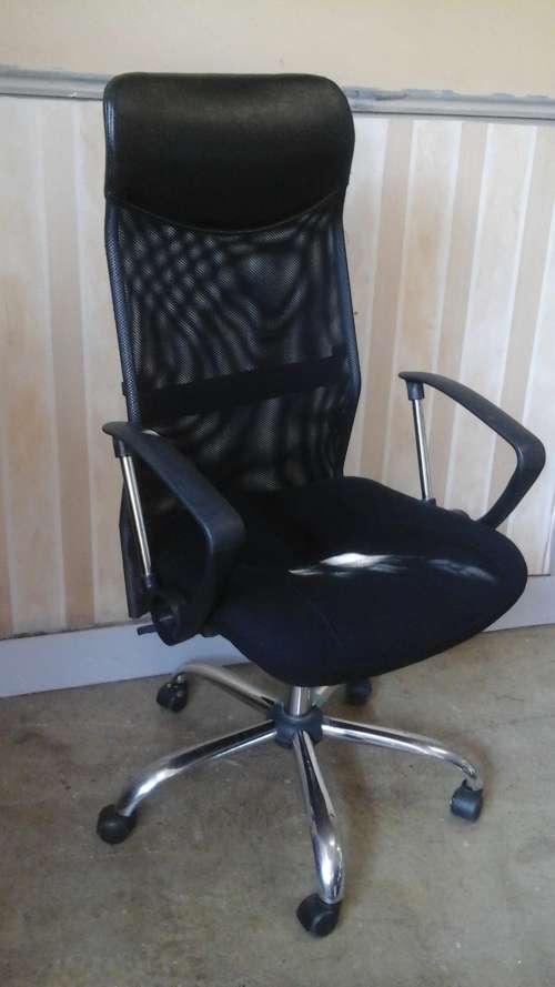 ABSOLUTELY TERRIFIC EXECUTIVE OFFICE CHAIR. FANTASTIC AND PRECTICAL PIECE!