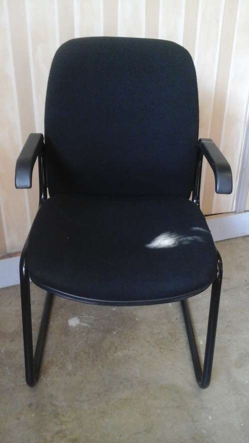 ABSOLUTELY TERRIFIC VISITORS OFFICE CHAIR. FANTASTIC AND USEFUL PIECE!