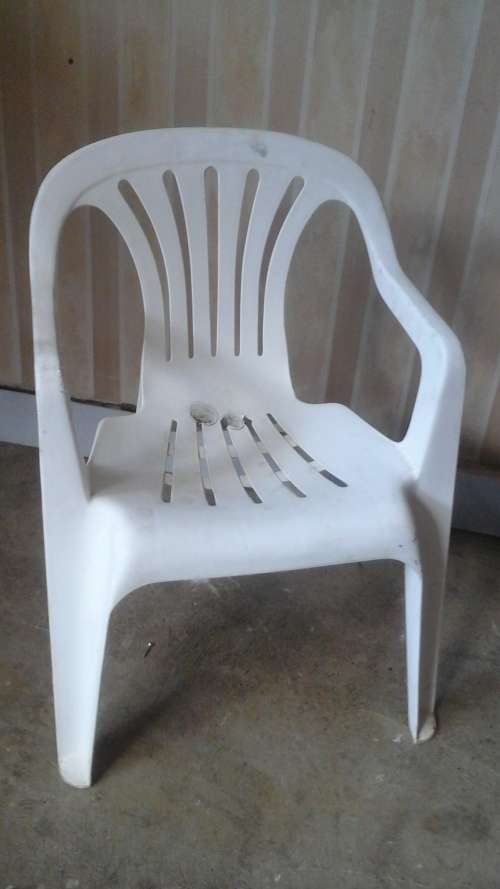 FANTASTIC OUTDOOR PLASTIC ARM CHAIR. HAS SLIGHT DAMAGE TO THE SEAT. USEFUL & TERRIFIC!