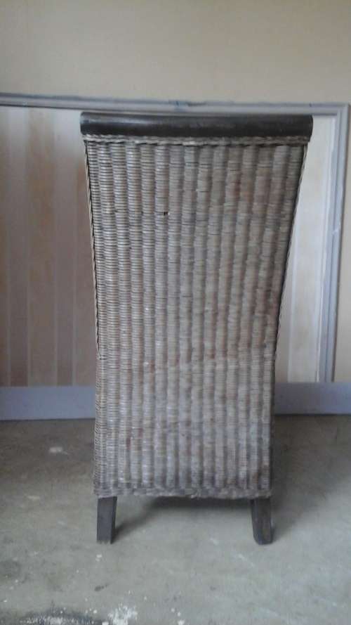 SPECTACULAR WOOD AND WICKER/ CANE DINING ROOM CHAIR. STUNNING AND FUNCTIONAL PIECE!