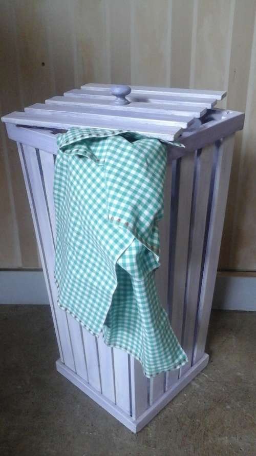INCREDIBLE AND STUNNING WOODEN LAUNDRY BASKET. GORGEOUS AND USEFUL PIECE!