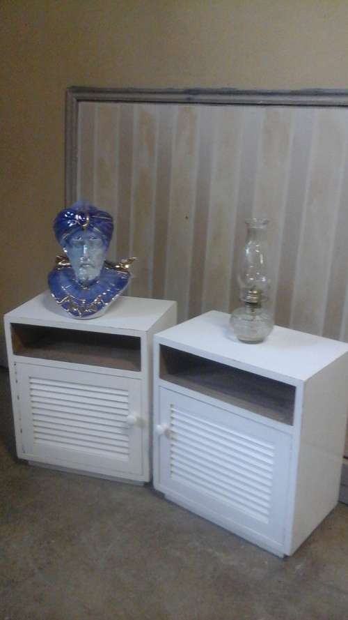 TWO ABSOLUTELY GORGEOUS VINTAGE WOODEN BEDSIDE CABINETS. FABULOUS AND FUNCTIONAL!