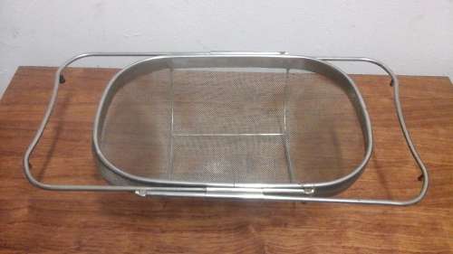 AWESOME STAINLESS STEEL PASTA STRAINER. HAS EXTENABLE ARMS TO FIT OVER THE BASIN. FANTASTIC PIECE!