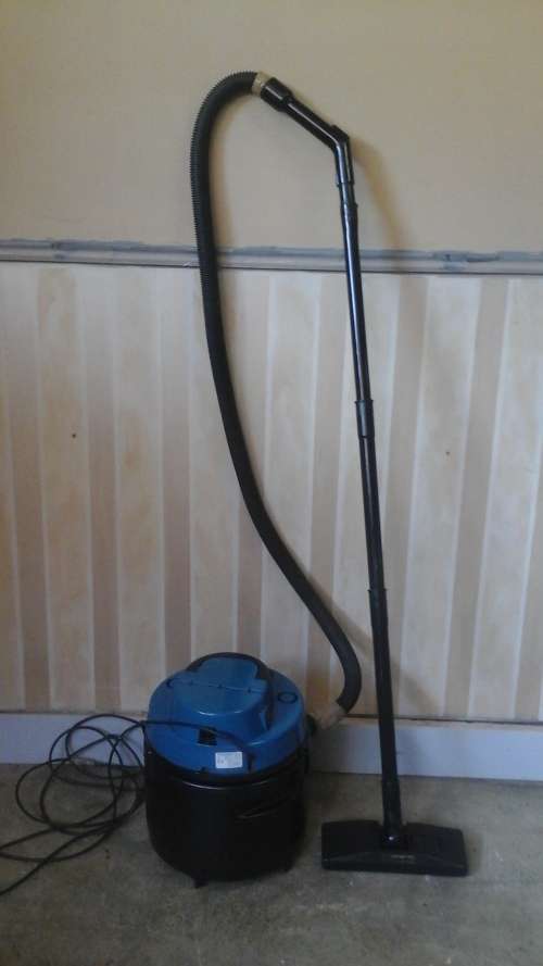 SIMPLY TERRIFIC ELECTROLUX MODEL: A2025 VACUUM CLEANER. PROUDLY SOUTH AFRICAN. FANTASTIC PIECE!