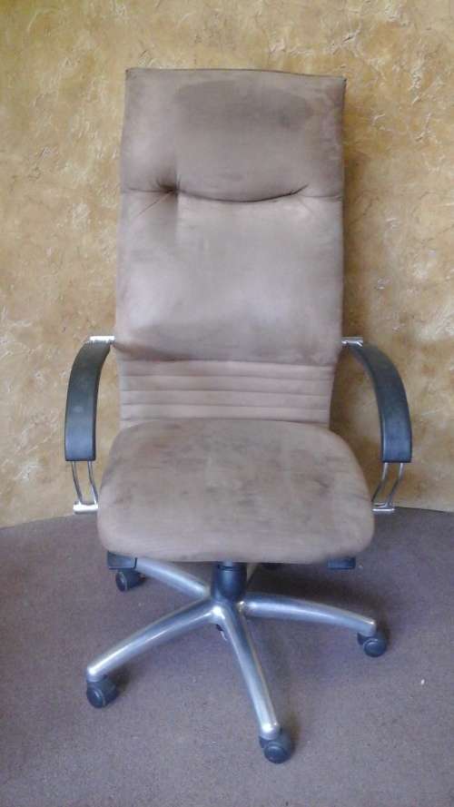 ABSOLUTELY TERRIFIC EXECUTIVE OFFICE CHAIR. FANTASTIC AND PRACTICAL PIECE!