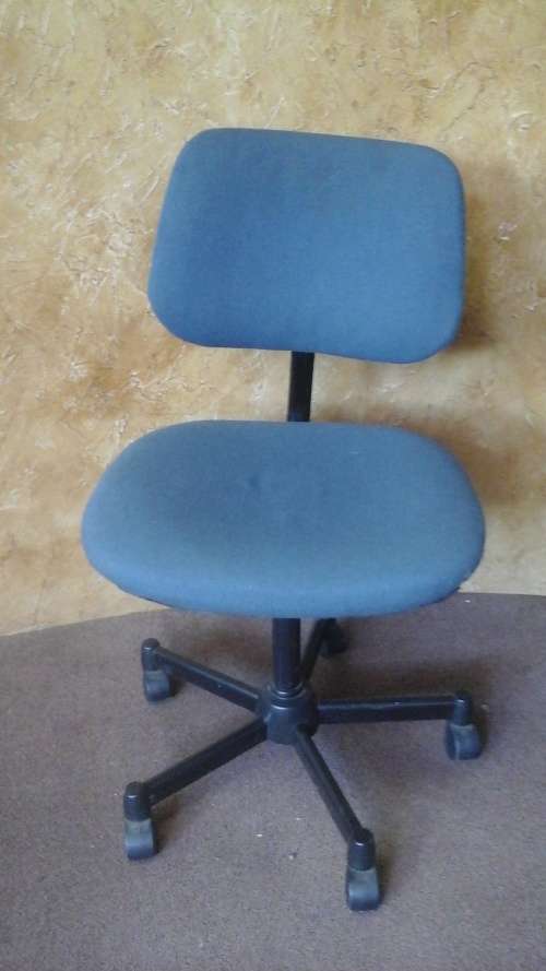 ABSOLUTELY FANTASTIC OFFICE CHAIR. AWESOME AND PRACTICAL PIECE!