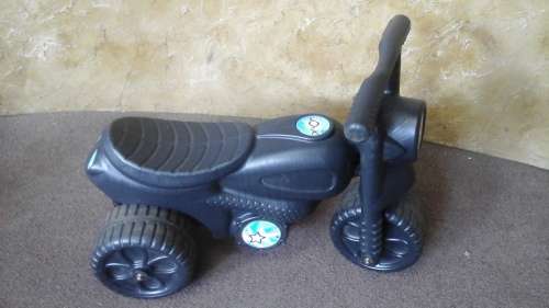 AWESOME KIDDIES THREE WHEEL PLASTIC MOTORBIKE. FANTASTIC PIECE TO KEEP THE LITTLE ONE ENTERTAINED!