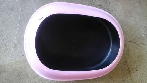 WOW AN UNUSUAL CAT LITTER TRAY.HAS A CURVED LID WITH AN OPENING,PREVENTS THE LITTER FROM SCATTERING
