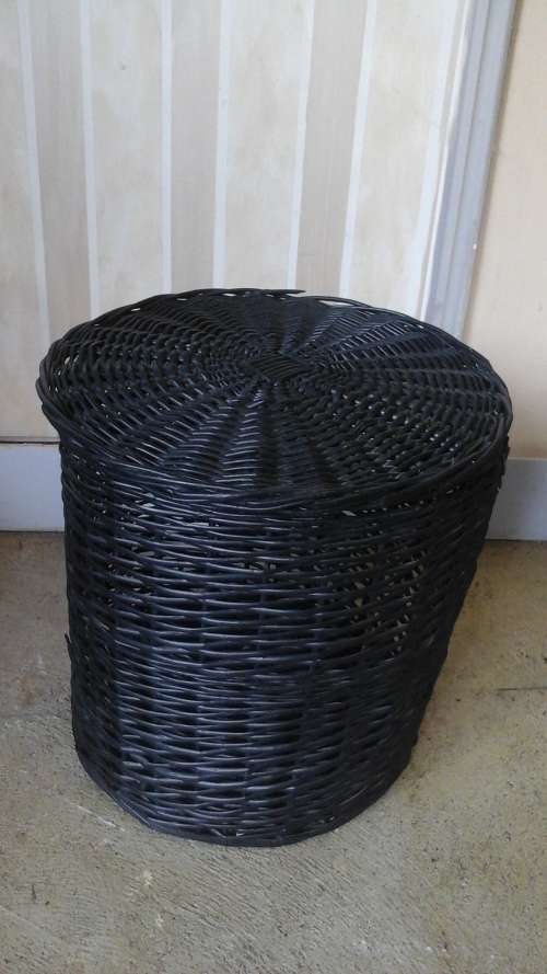 MAGNIFICENT A RATTAN BASKET WITH A LID. USE IT FOR LAUNDRY, FOR THE KIDS, TOILET ROLLS