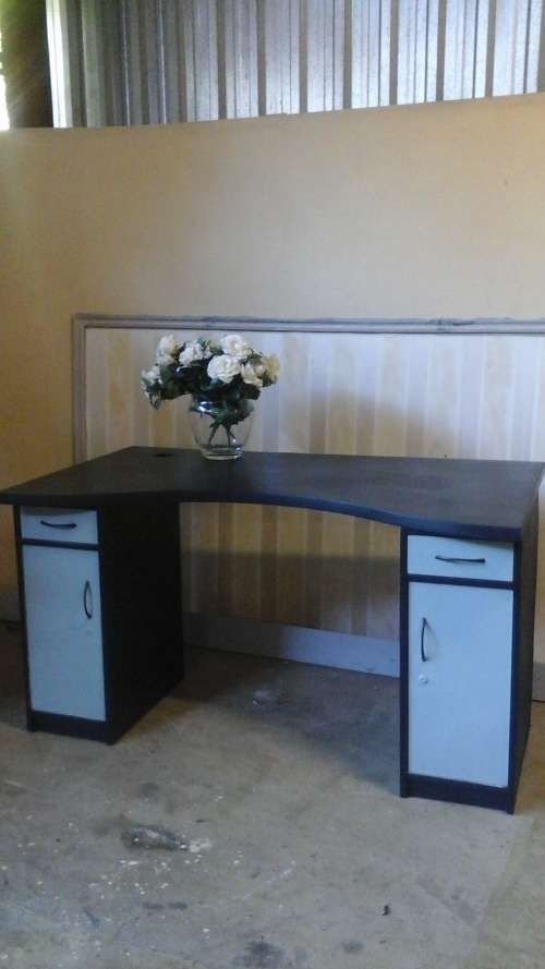 PHENOMENALLY STUNNING CHALK PAINTED WOODEN DESK. GORGEOUS & FUNCTIONAL PIECE!