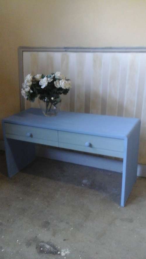 ABSOLUTELY MAGNIFICENT CHALK PAINTED WOODEN ENTRANCE TABLE. SIMPLY GORGEOUS PIECE!