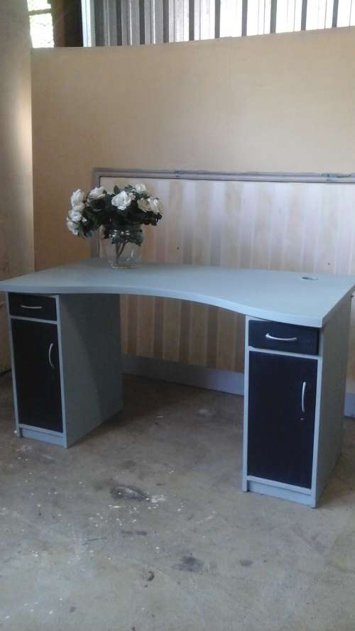 PHENOMENALLY STUNNING CHALK PAINTED WOODEN DESK. GORGEOUS & FUNCTIONAL PIECE!