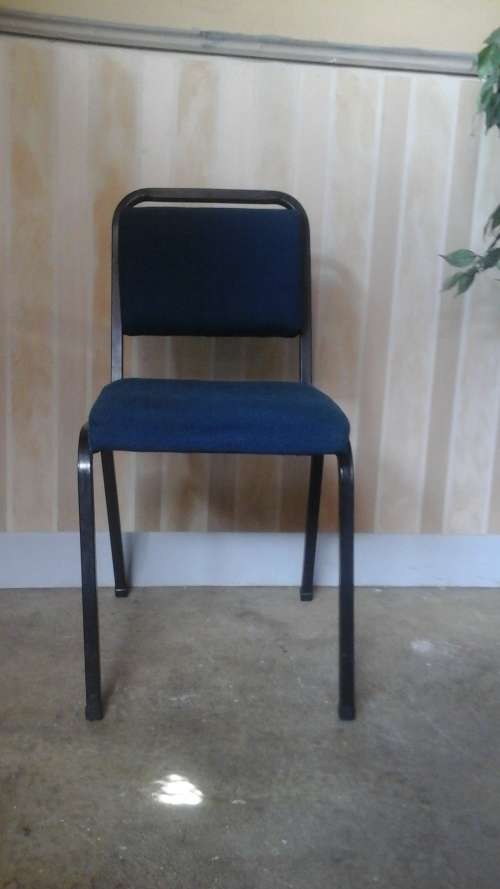 ABSOLUTELY TERRIFIC STEEL AND FABRIC VISITORS CHAIR. FANTASTIC AND PRCTICAL!