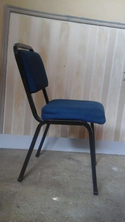 ABSOLUTELY TERRIFIC STEEL AND FABRIC VISITORS CHAIR. FANTASTIC AND PRCTICAL!