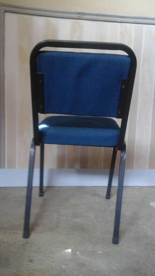 ABSOLUTELY TERRIFIC STEEL AND FABRIC VISITORS CHAIR. FANTASTIC AND PRCTICAL!