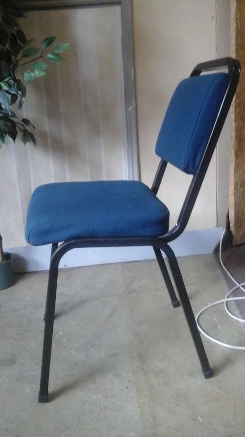 ABSOLUTELY TERRIFIC STEEL AND FABRIC VISITORS CHAIR. FANTASTIC AND PRCTICAL!