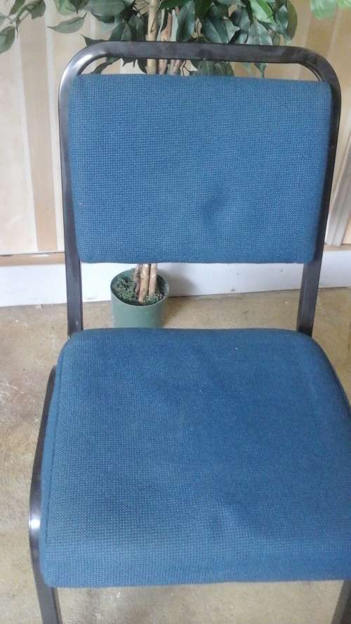 ABSOLUTELY TERRIFIC STEEL AND FABRIC VISITORS CHAIR. FANTASTIC AND PRCTICAL!