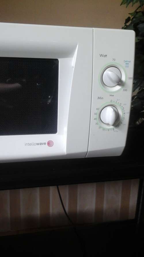 A FANTASTIC FULLY FUNCTIONAL LITTLE MICROWAVE. PERFECT FOR A SMALL KITCHEN OR SMALL FAMILY