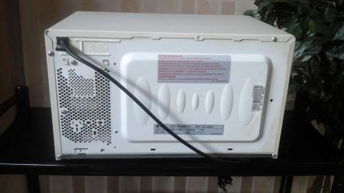 A FANTASTIC FULLY FUNCTIONAL LITTLE MICROWAVE. PERFECT FOR A SMALL KITCHEN OR SMALL FAMILY
