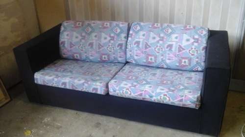 A MAGNIFICENT VINTAGE SLEEPER COUCH. YOU CAN SEE THE AGE IN THE PULL OUT DESIGN.