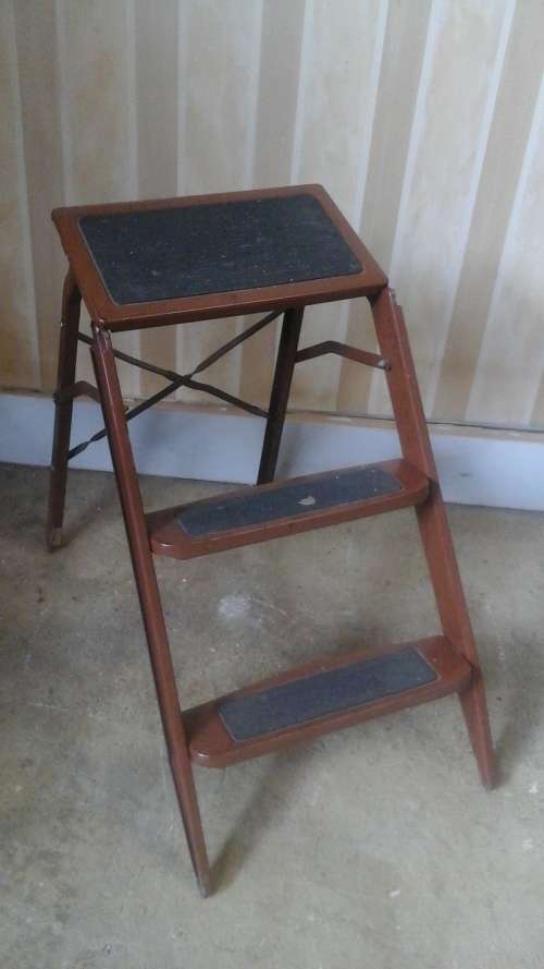 SIMPLY FANTASTIC VINTAGE STEEL MINI STEP LADDER. AWESOME PIECE!
