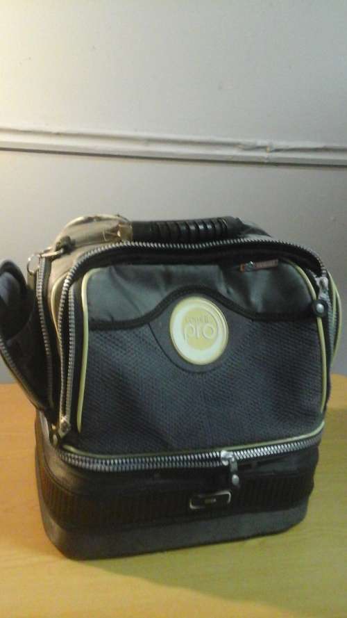 FANTASTIC SET OF FOUR HENSLITE CALSSIC DELUXE BOWLS AND A COMFIT PRO BAG. AWESOME SET!