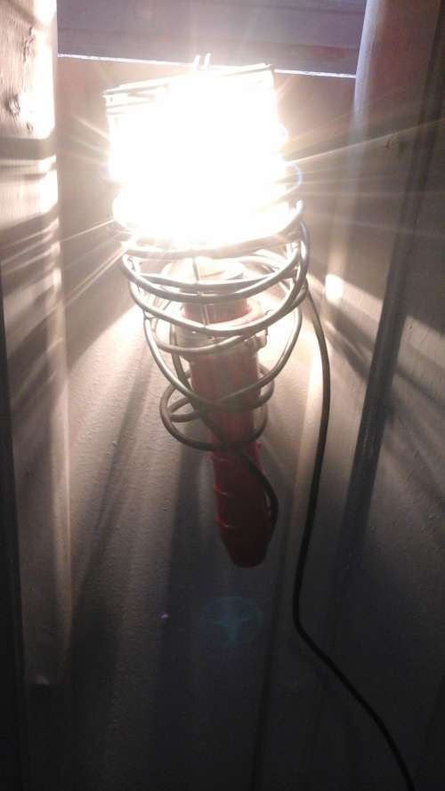 A PRACTICAL AND HANDY LEAD LIGHT. PERFECT FOR GETTING INTO DARK CORNERS, ROOFS OR ENGINES.